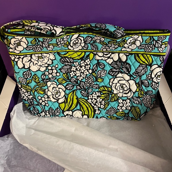New Vera Bradley - Picture 2 of 3